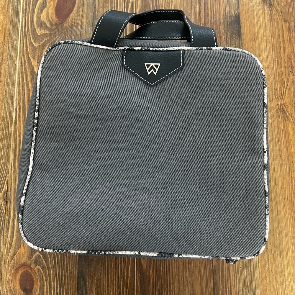 Kelly Wynne makeup/ toiletry bag